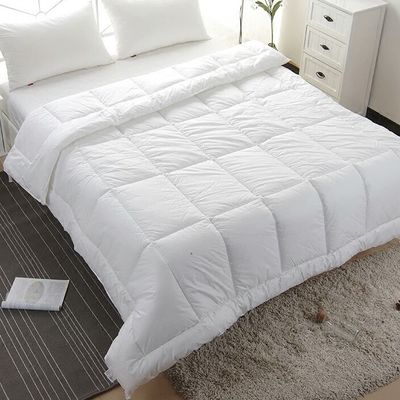 Durable Hotel Quilts And Comforters Skin Friendly With Polyester Fabric