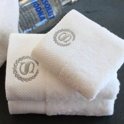 Soft White Hotel Towels Sustainable Easy To Clean High Absorbency