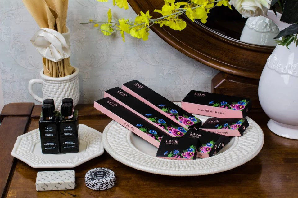 Shampoo Toothpaste Hotel Amenities Sets Multicolor Professional Design For Adult